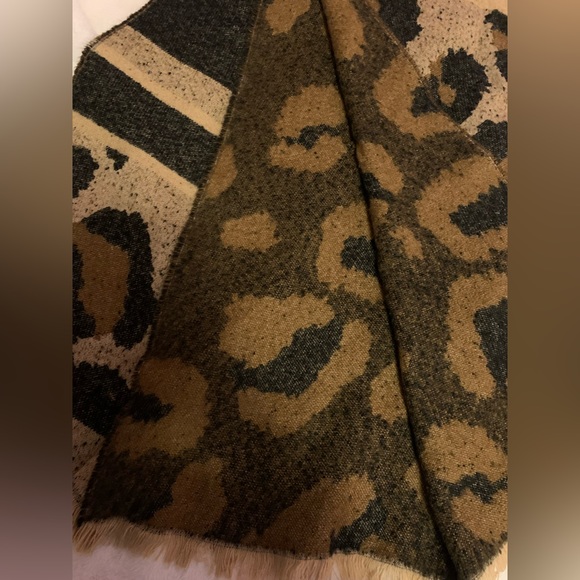 Vera Moda Cheetah Print Scarf - Picture 2 of 3